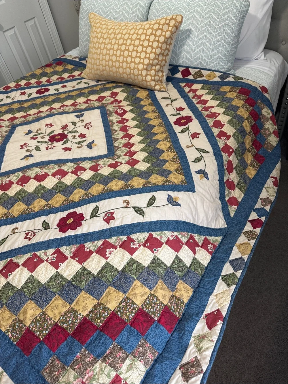 HANDMADE FLORAL VINTAGE-Inspired Patchwork Quilt - euc